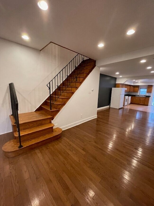 Building Photo - Huge 3 bed in Newbold South Philadelphia