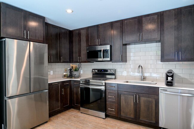 Foto del edificio - 1 Bed/ 1 Ba + Den + Top Floor Corner