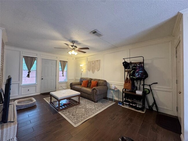 Building Photo - 2900 Lovell Dr