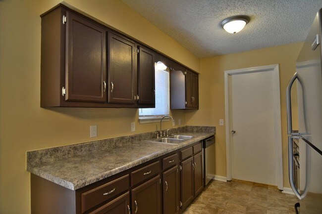 Building Photo - 924 Flora Dr