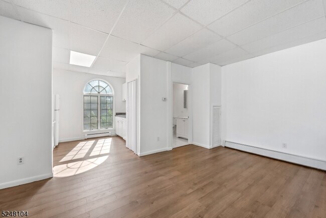 Foto del edificio - 275 Mt Hope Ave