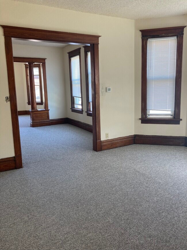 Comedor - 90 Kaufmann Ave