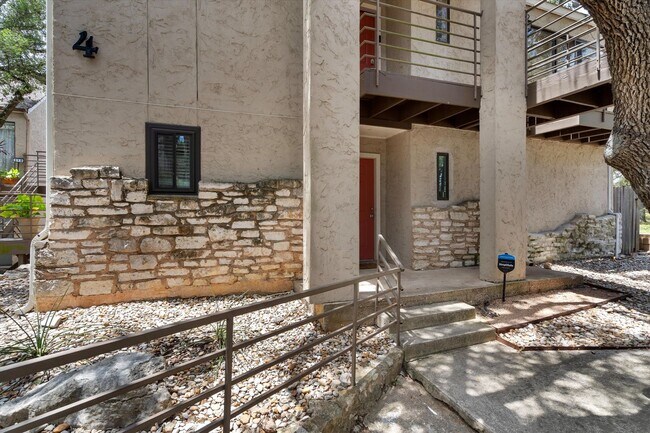 Foto del edificio - 6810 Deatonhill Dr