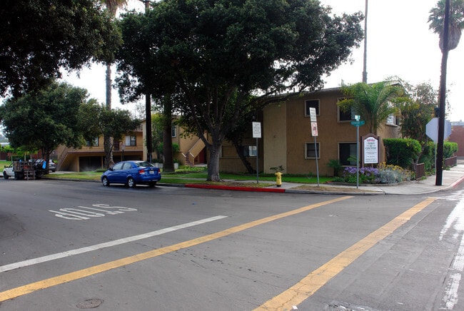 Building Photo - Town & Country Apartments