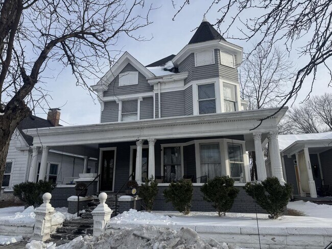 Foto del edificio - 1322 E Spring St