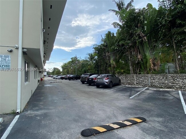 Building Photo - 6250 Bird B7