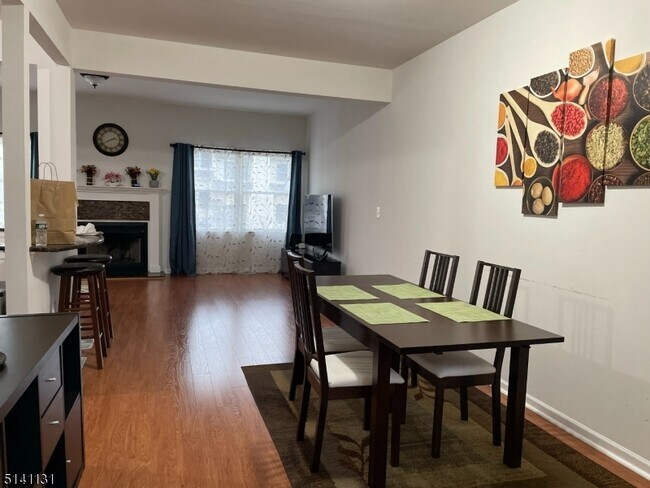 Foto del edificio - 65 Summerhill Dr