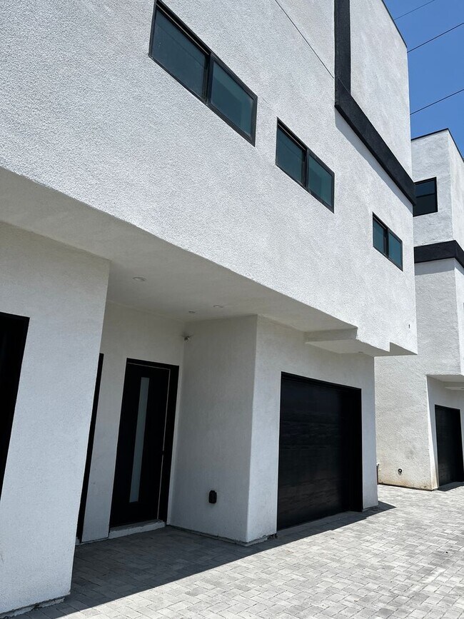 Building Photo - Lennox