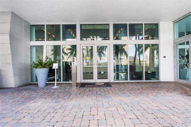 Foto del edificio - 335 S Biscayne Blvd