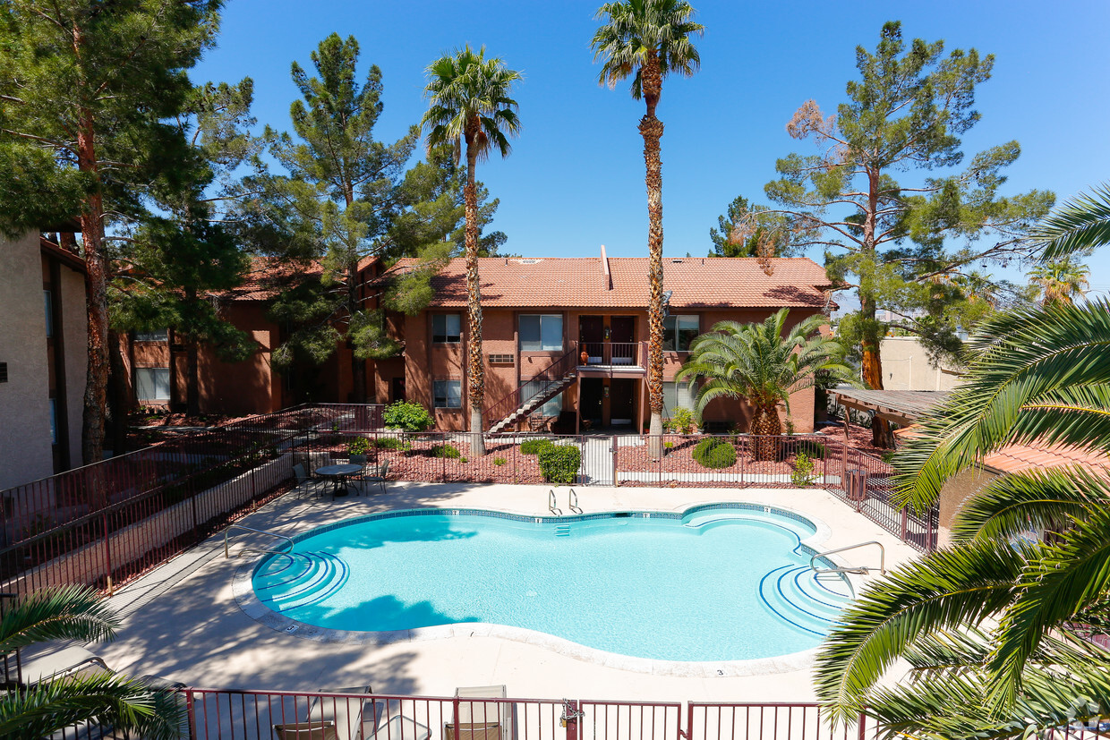 Área de piscina - Topaz Senior Apartments