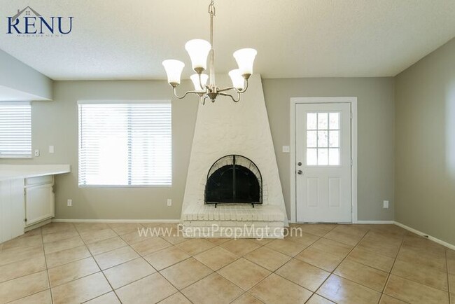 Building Photo - 4 Bed 2 Bath, 2-Car Garage Close to Westga...