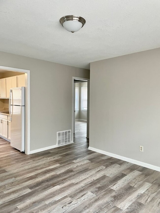 Building Photo - Remodeled 3 Bedroom, Section 8 Approved