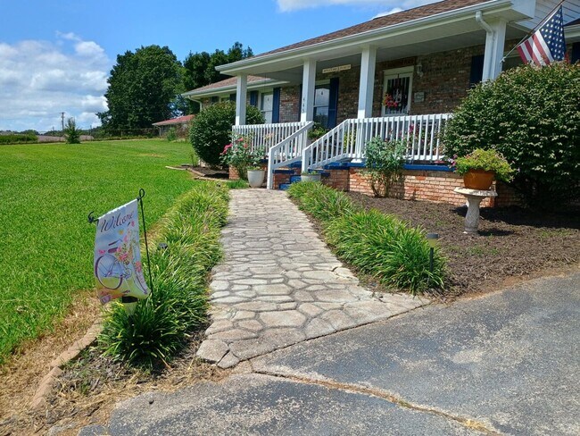 Foto del edificio - 4 Bed/2 Bath Brick Home - Church Hill TN