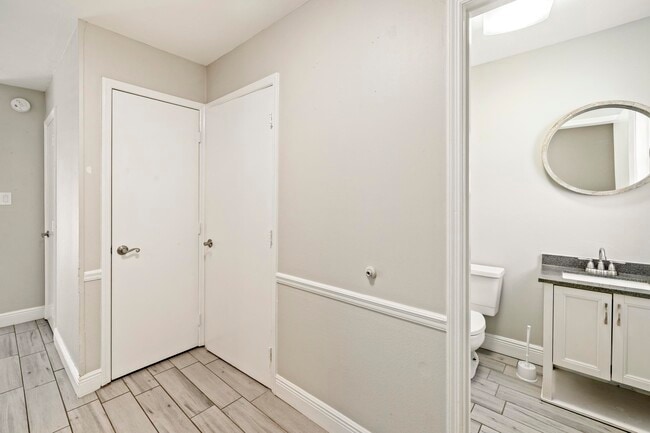 Foto del edificio - 2387 Gregory Dr