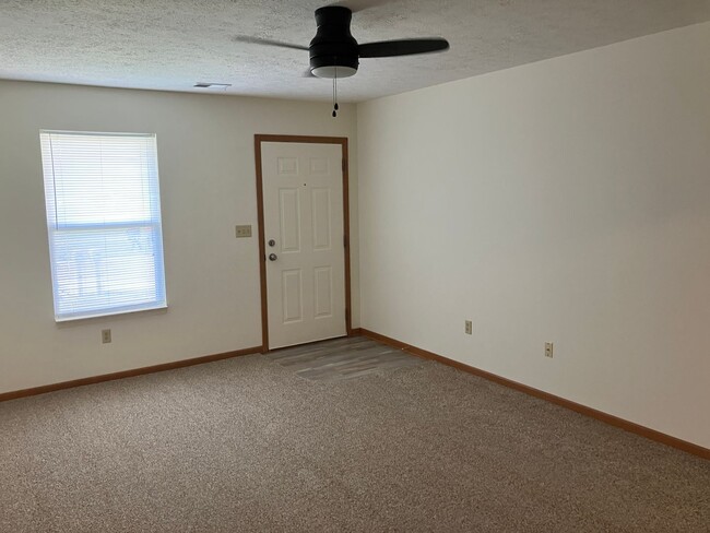 Foto del edificio - Charming 2-Bedroom Ranch in Peaceful Piqua...