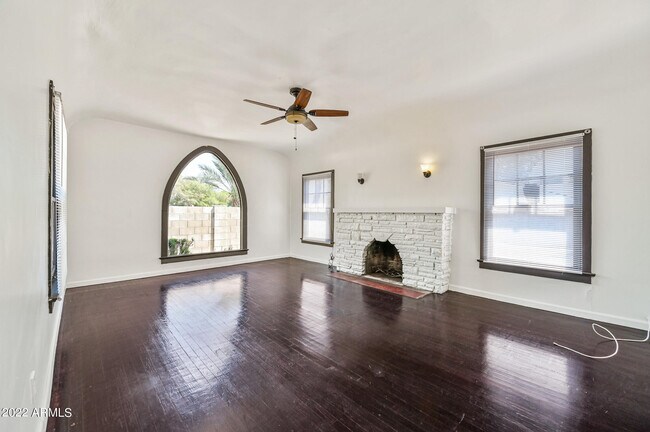 Foto del edificio - 3949 E Earll Dr