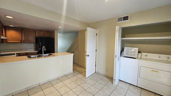Foto del edificio - Cute condo for rent, 2 bedrooms, 2.5 bath
