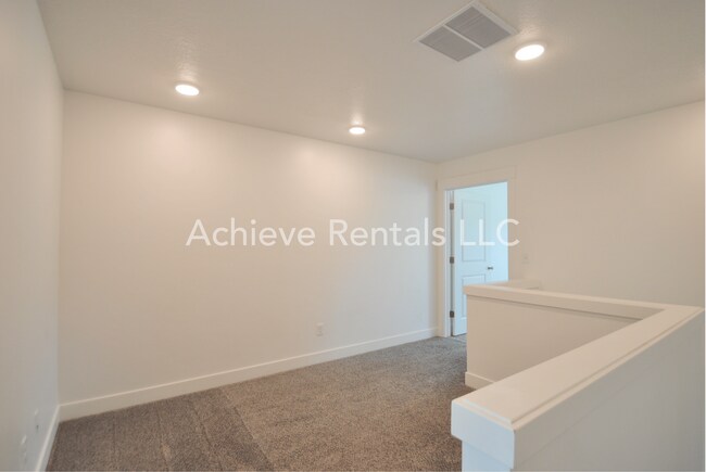 Foto del edificio - Golf, Parks & Home Sweet Home | Logan Utah Townhome