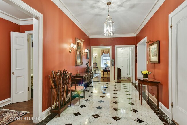 Foto del edificio - 220 E Walton Pl