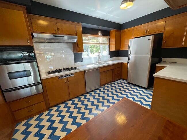 Foto del edificio - 4579 Ambrose Ave