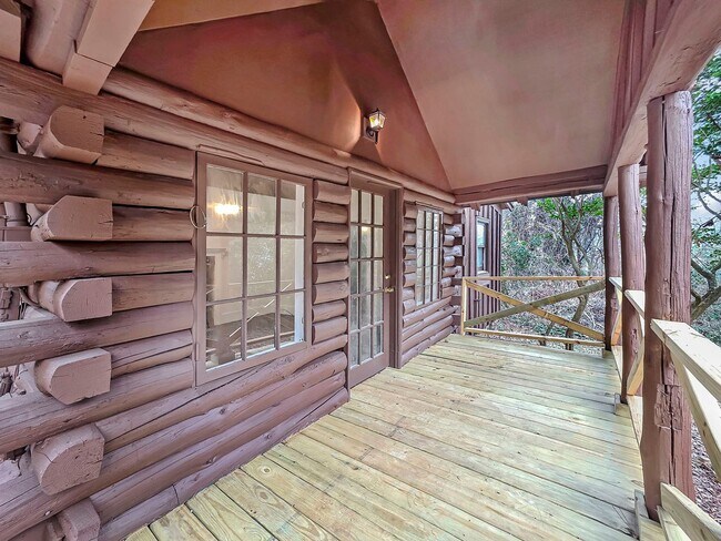 Foto del edificio - Hidden Gem: Adorable 1BR Cabin in Druid Hills