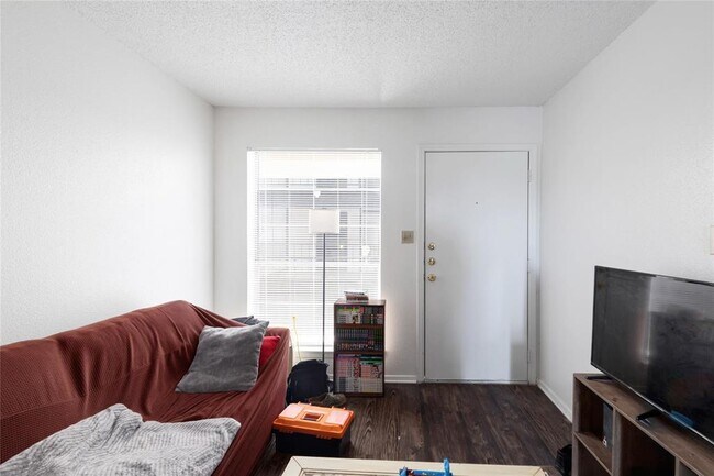 Building Photo - 2803 Hemphill Park