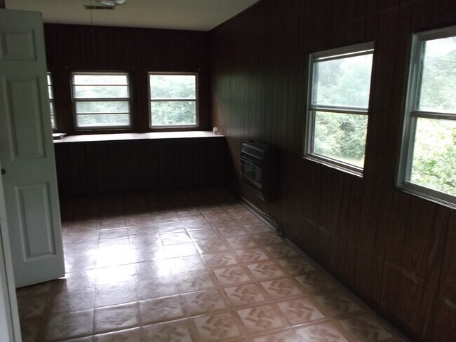 Building Photo - 3 Bedroom/ 1 Bath House. Available Soon!