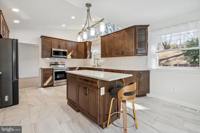 Building Photo - 15229 DuFief Dr