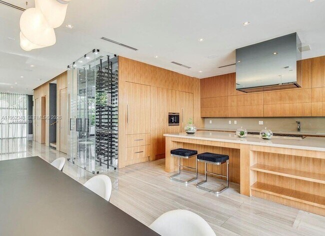 Building Photo - 321 E Dilido Dr