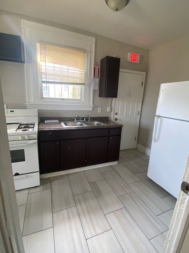 Building Photo - Spacious 9-Bedroom Home – Ideal for Transitional Housing | Central A/C | $4,000/Month