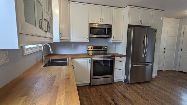 Foto del edificio - BEAUTIFUL 5 BED/3 BATH RANCHER WITH FINISH...