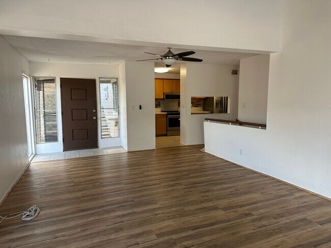 Foto del edificio - Spacious 3BR/2BA Split-Level End Unit with Private Courtyard