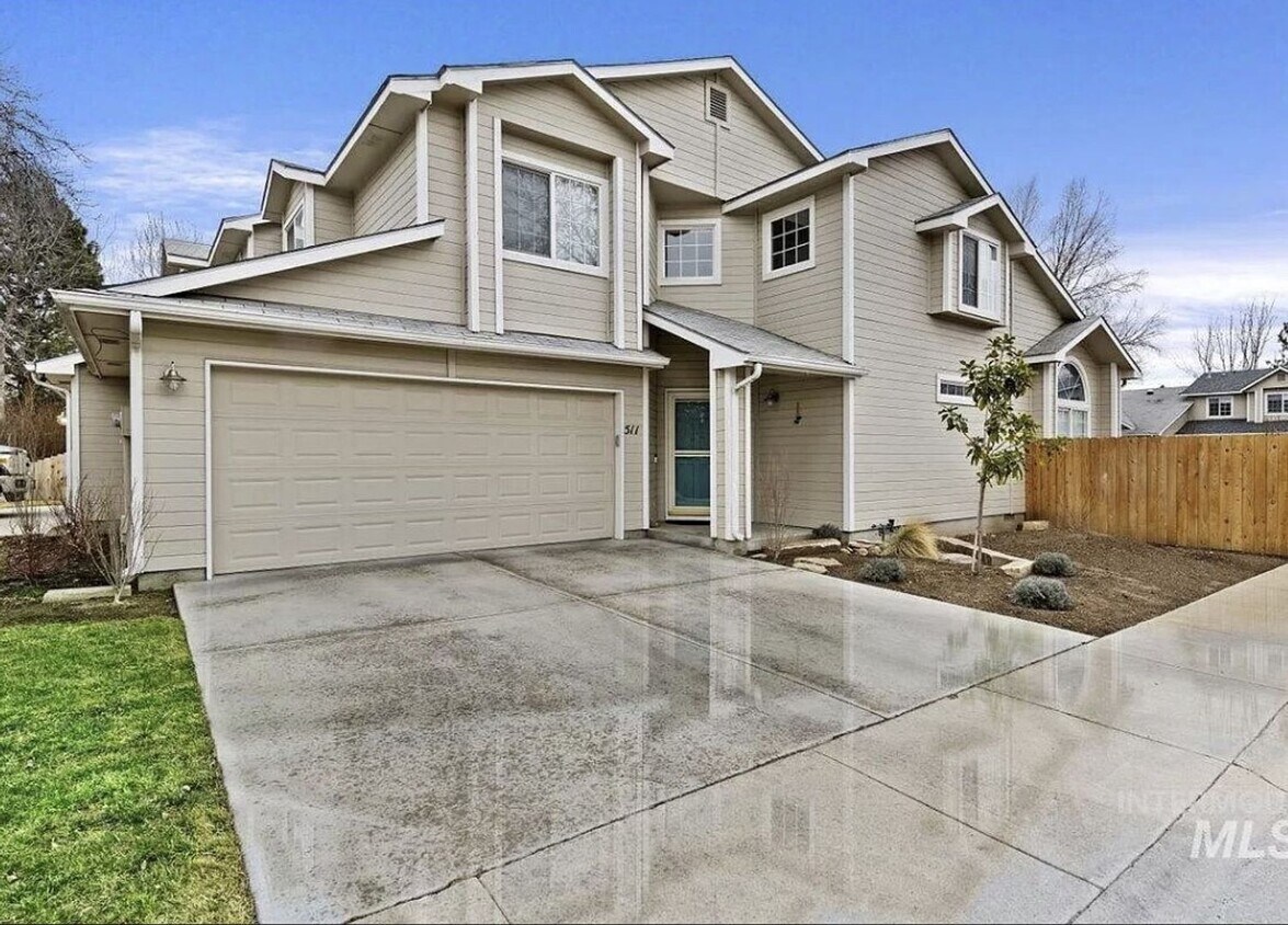 Foto principal - GREAT LOCATION! SE Boise Townhome w/3 Bedr...