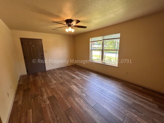 Foto del edificio - MOVE IN SPECIAL! JUST PAY MOVE IN FEES! 2 ...