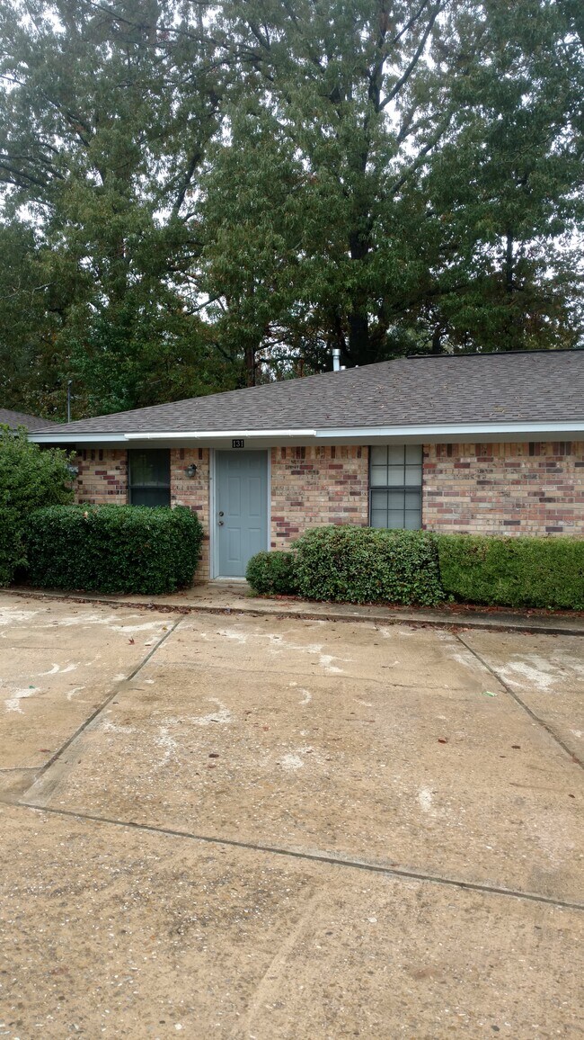 Building Photo - 127 Debra Ln
