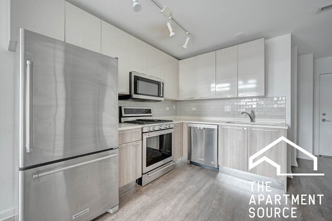 Photo - 932 W Dakin St Apartment