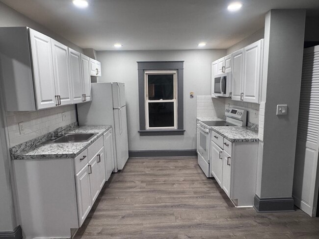 Building Photo - 95 New Canaan Ave