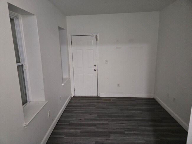 Foto del edificio - 4 bedroom two bath townhouse