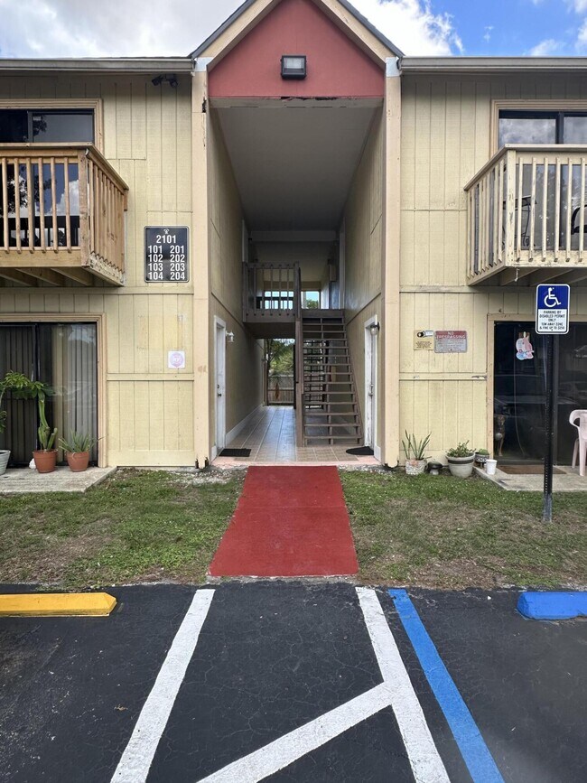 Foto del edificio - 2101 Forest Knoll Dr NE