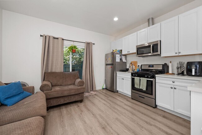 Foto del edificio - Private turfed yard!