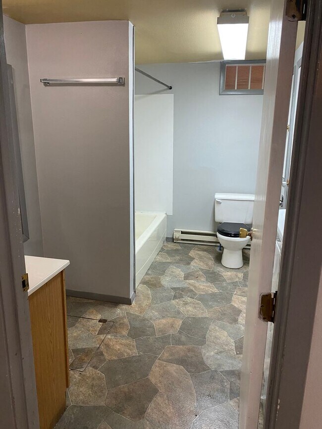 Building Photo - 2 Bed 1 Bath Home with Detached Double Garage