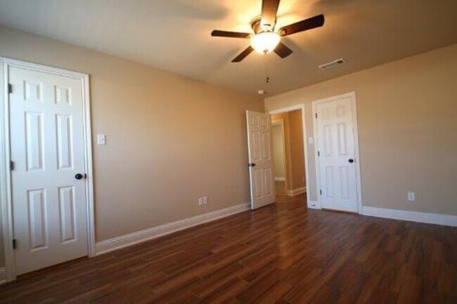 Foto del edificio - 3108-3110 Francis Drive