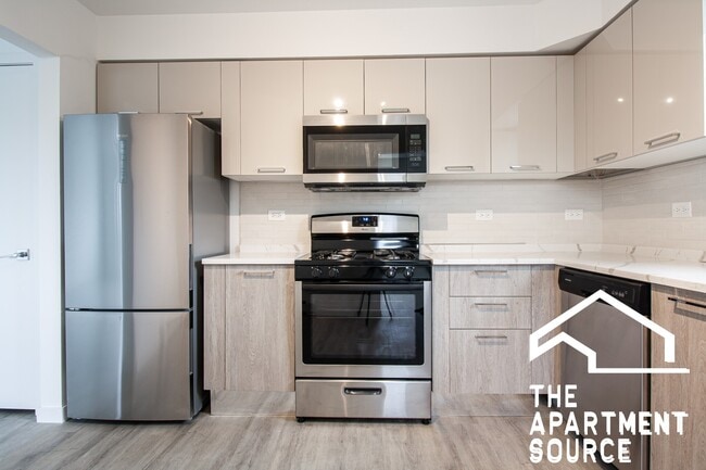 Building Photo - 7621 N Sheridan Rd