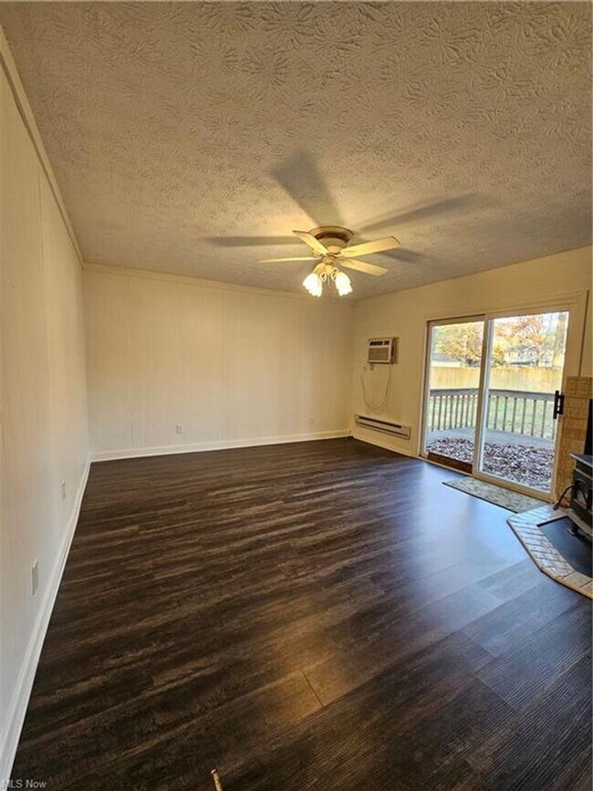 Foto del edificio - 2bd/1bth Duplex in Kent with detached garage