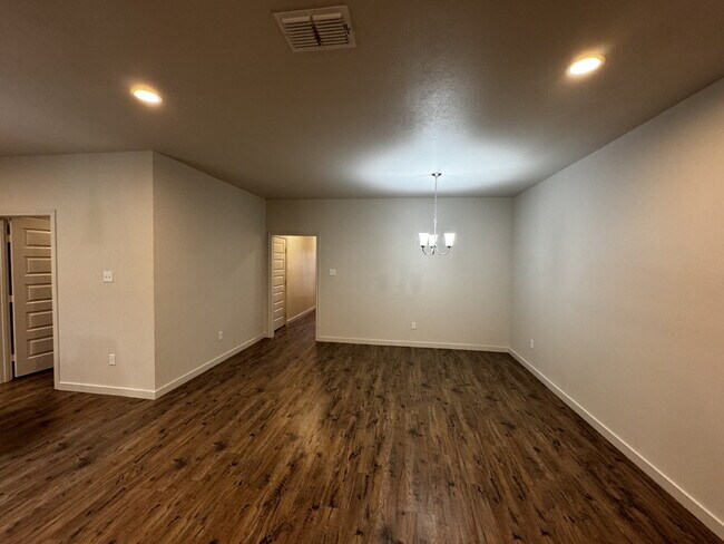 Foto del edificio - **MOVE IN SPECIAL** Townhome Located South Of Town Near Cooper Elementary