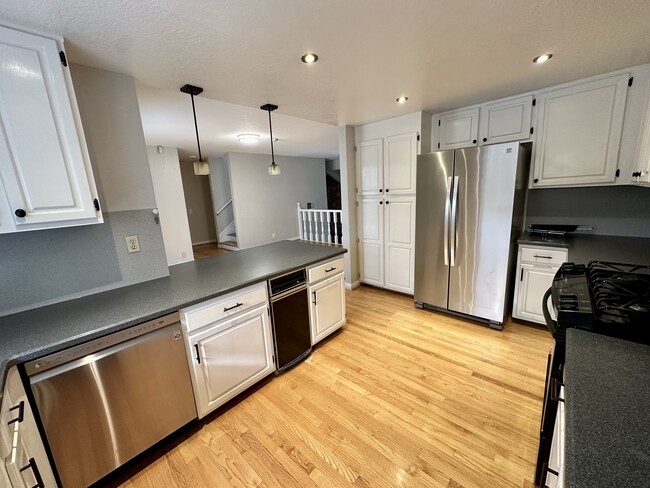Foto del edificio - 2421 Vanderbilt Ln