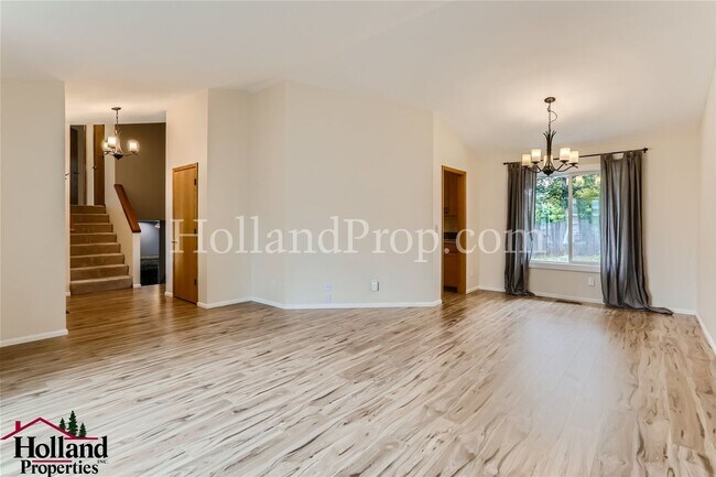 Foto del edificio - Charming Tri-Level Home Near Parks, Trails...