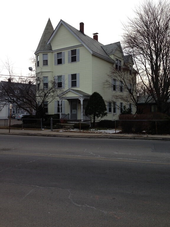 300 Main St Unit 3, Watertown, MA 02472 Room for Rent in Watertown