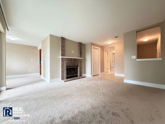 Foto del edificio - Updated 2 Bed Condo Near the Narrows – Water Views, Covered Parking & Prime Tacoma Location!