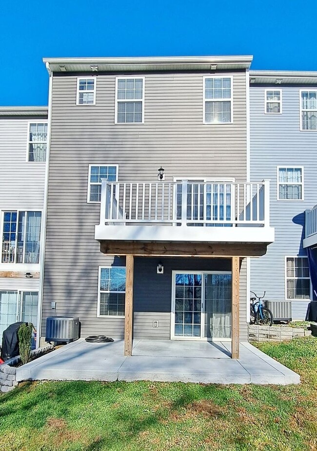 Building Photo - 4 Bed / 2-1/2 Bath Single Family Townhome w/1-Car Garage